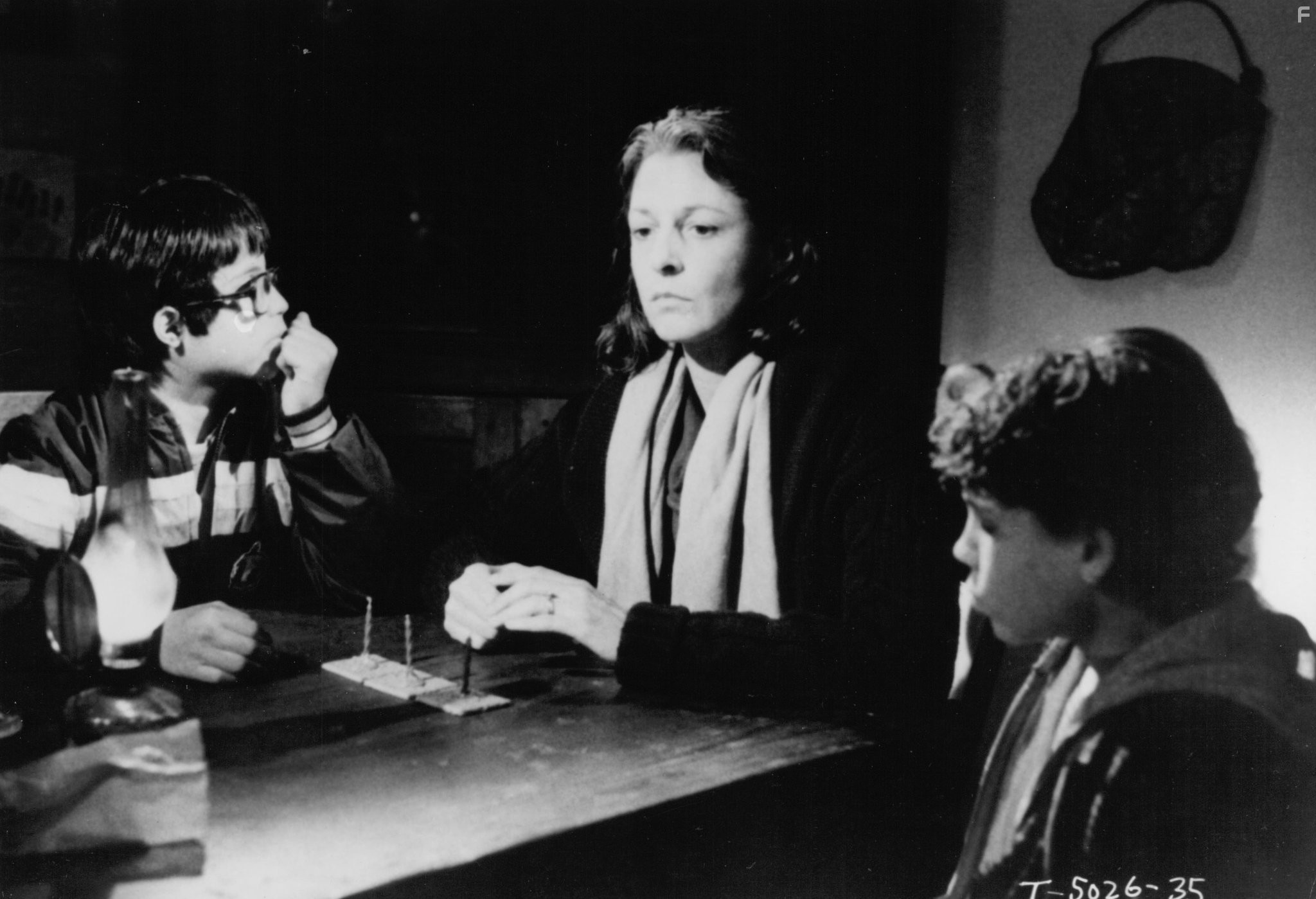 Jane Alexander and Rossie Harris in Завещание (1983)