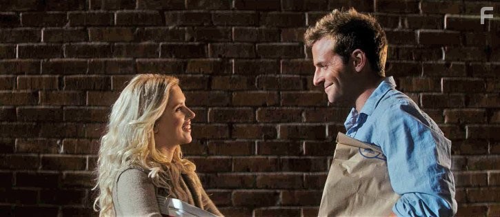 Bradley Cooper and Scarlett Johansson in Обещать - не значит жениться (2009)