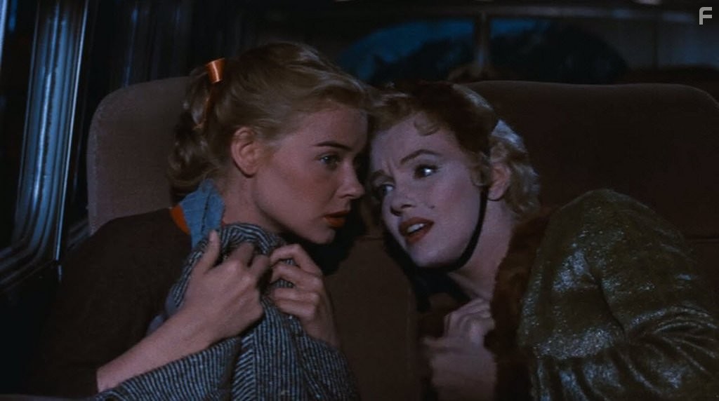 Marilyn Monroe and Hope Lange in Автобусная остановка (1956)