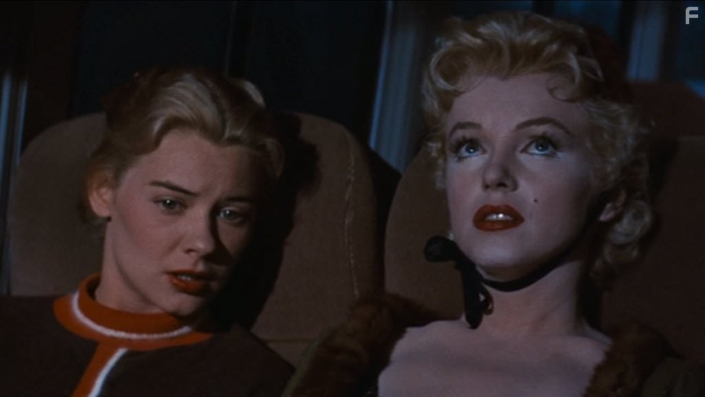 Marilyn Monroe and Hope Lange in Автобусная остановка (1956)