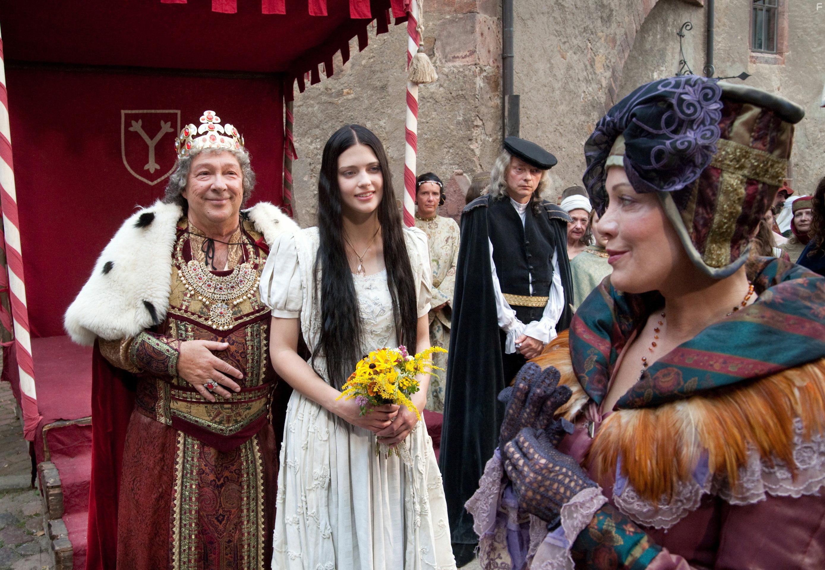 Sonja Kirchberger, Jaecki Schwarz, and Laura Berlin in Sneeuwwitje (2009)