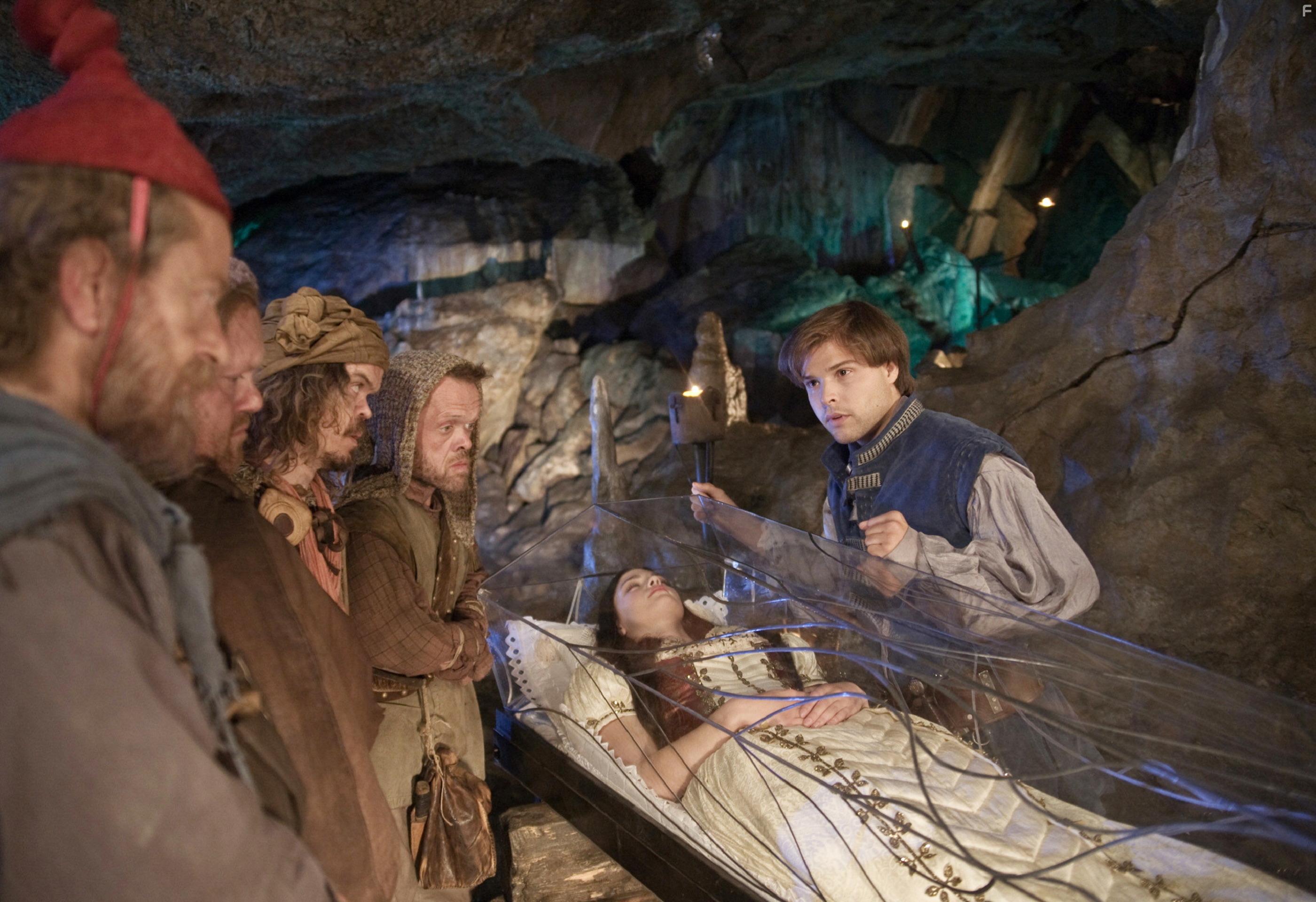 Nicols Artajo, Michael Markfort, and Laura Berlin in Sneeuwwitje (2009)