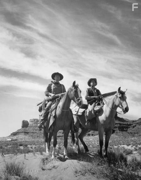 John Wayne and Jeffrey Hunter in Искатели (1956)