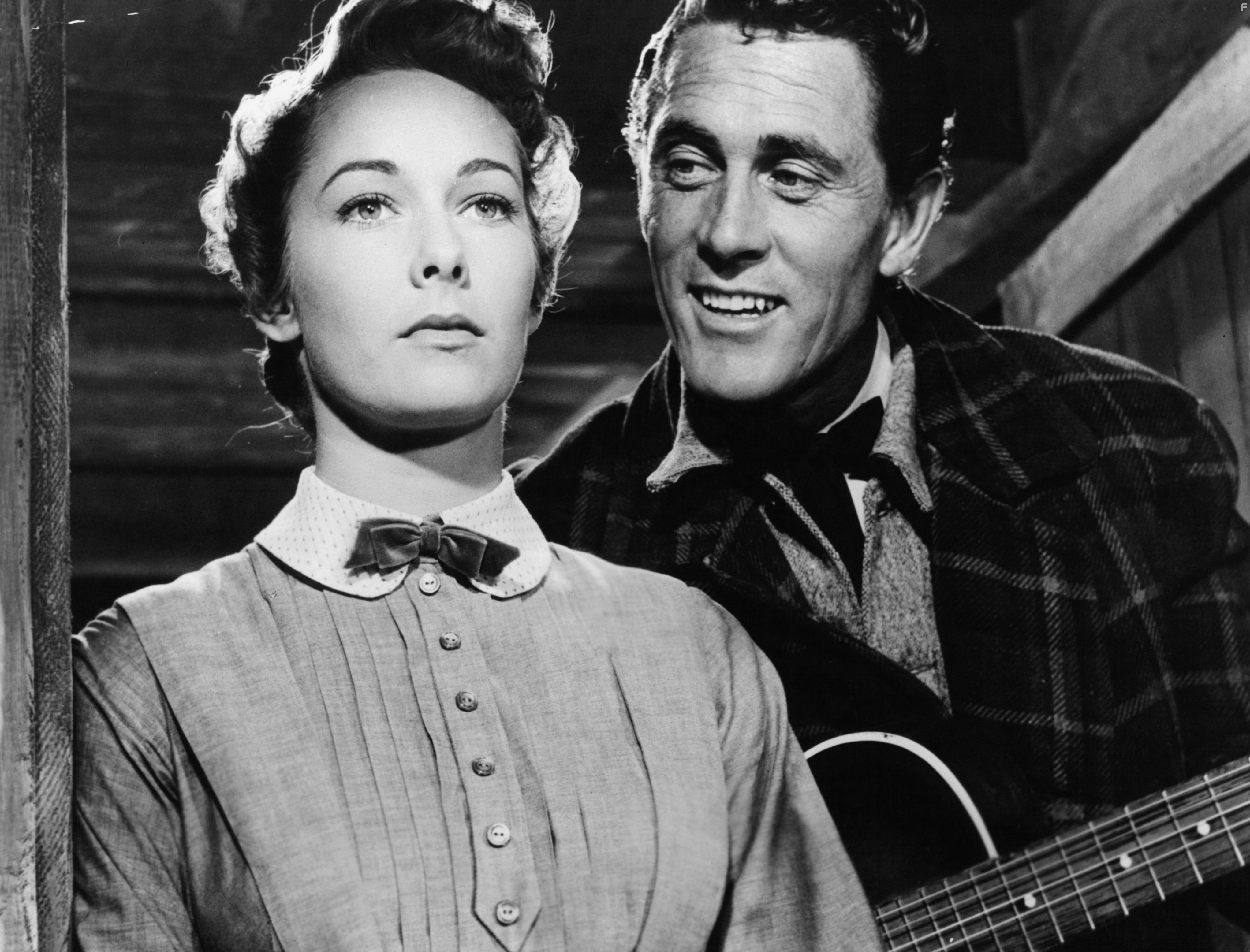 Ken Curtis and Vera Miles in Искатели (1956)