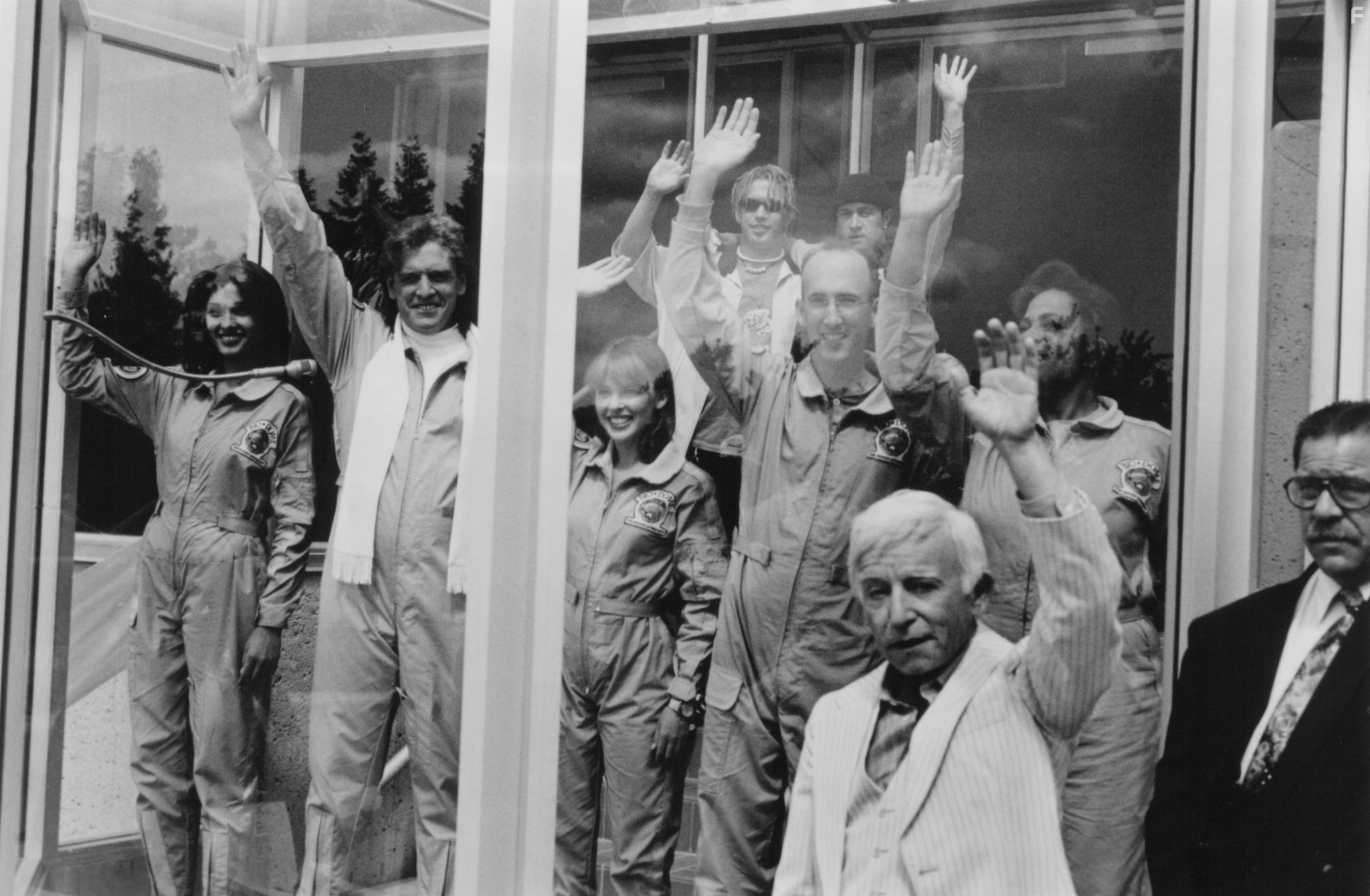 Stephen Baldwin, Kylie Minogue, Pauly Shore, Henry Gibson, and William Atherton in Био-Дом (1996)