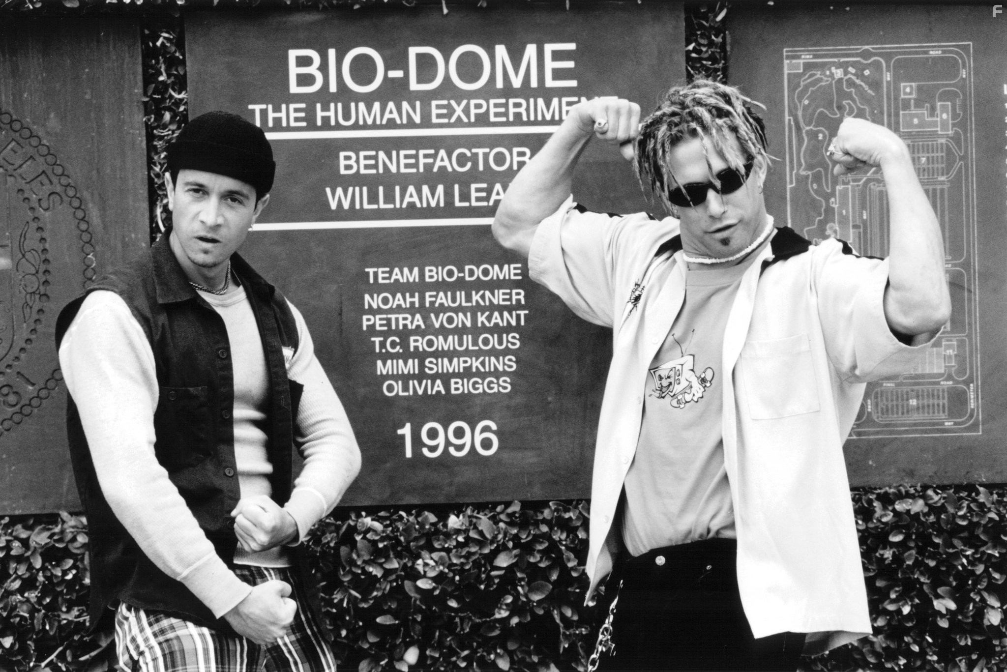 Stephen Baldwin and Pauly Shore in Био-Дом (1996)
