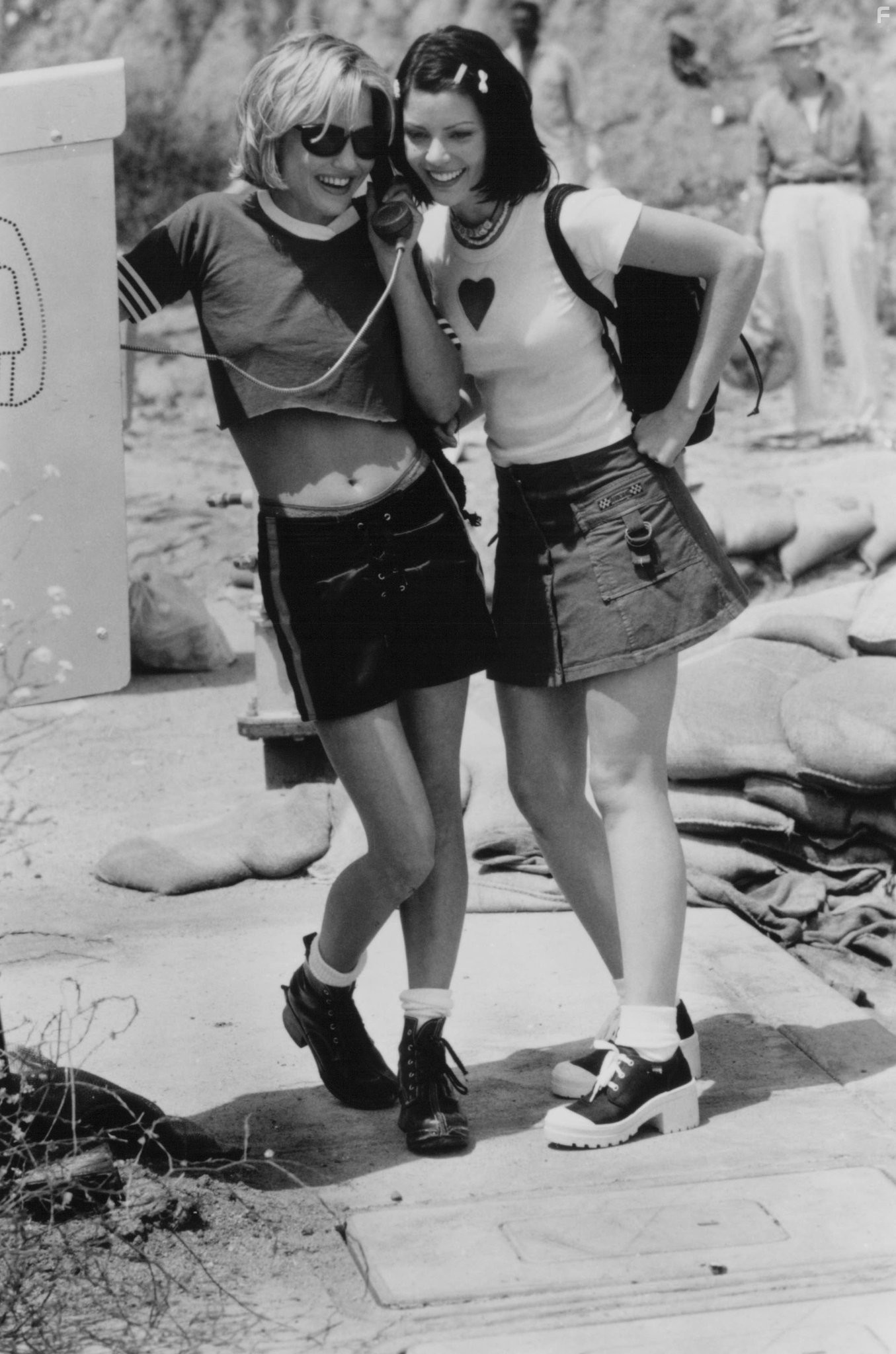 Joey Lauren Adams and Teresa Hill in Био-Дом (1996)