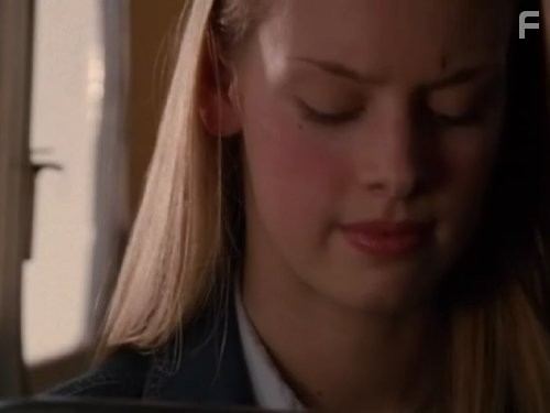 Rachel Skarsten in Хищные пташки (2002)