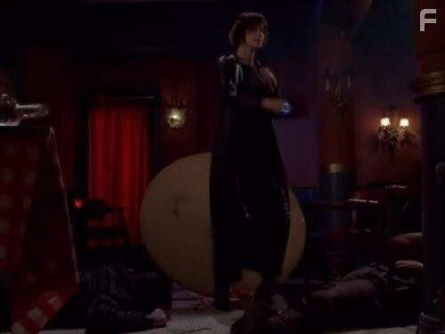 Ashley Scott in Хищные пташки (2002)