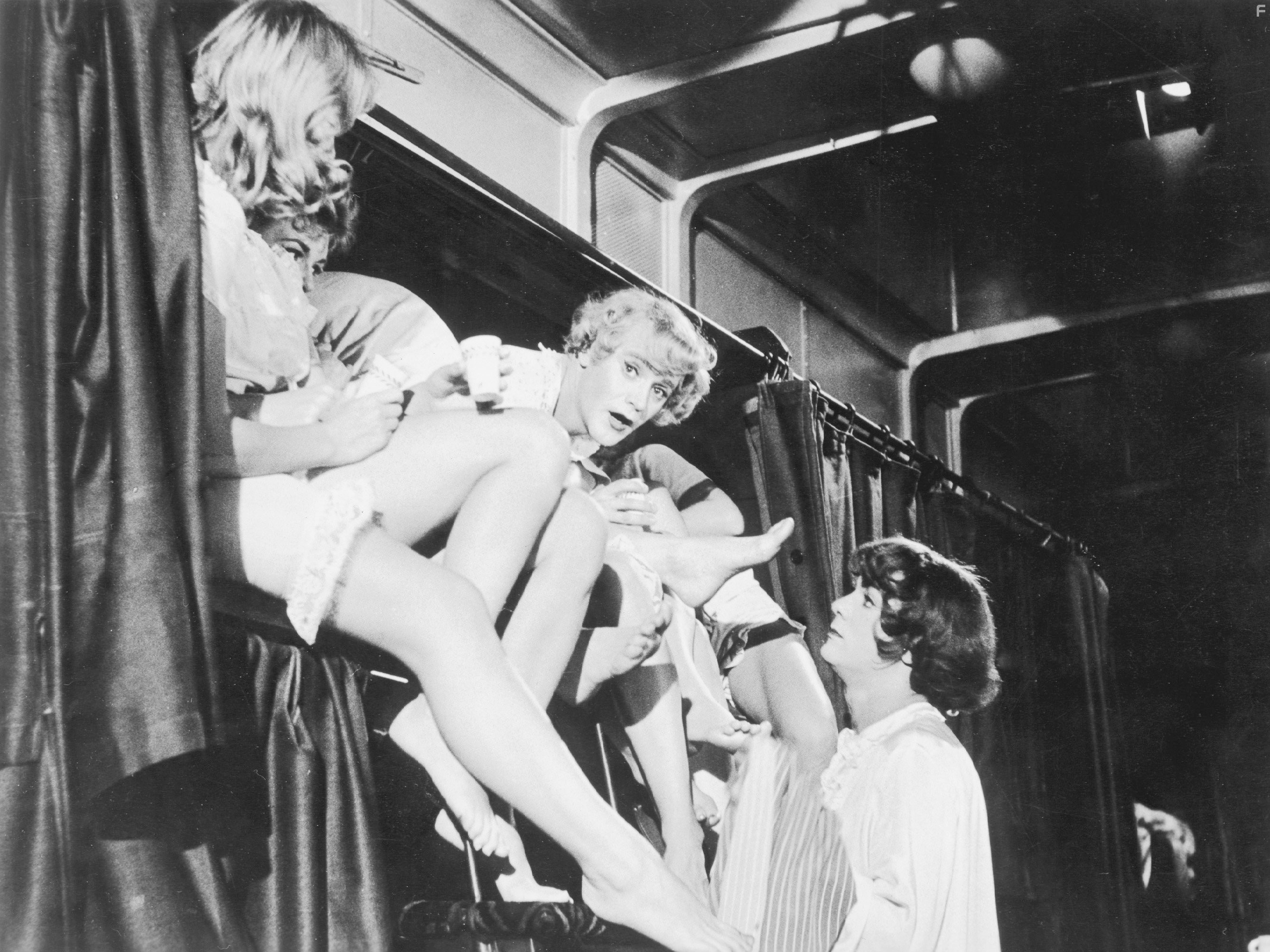 В джазе только девушки