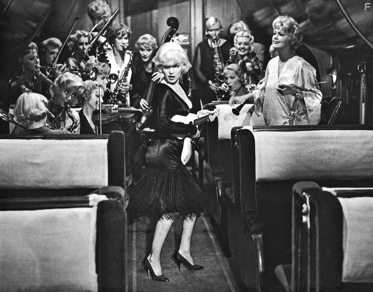 Marilyn Monroe, Tony Curtis, Jack Lemmon, and Joan Shawlee in B джaзе только девушки (1959)