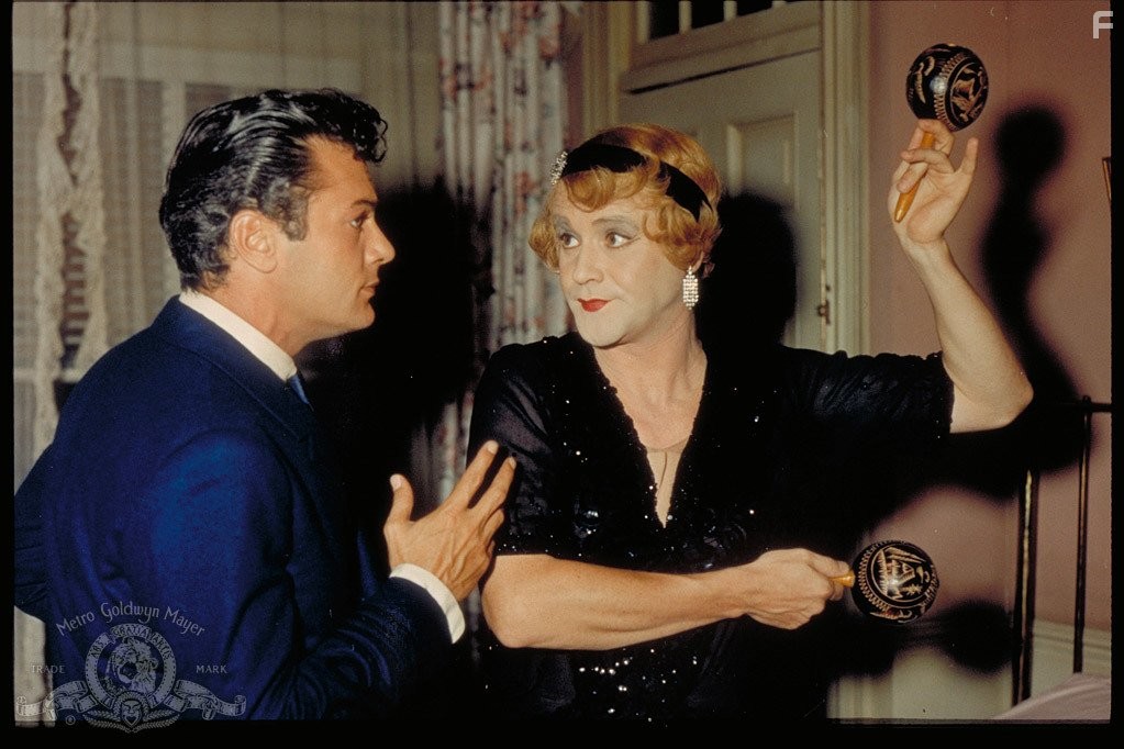 Tony Curtis and Jack Lemmon in B джaзе только девушки (1959)