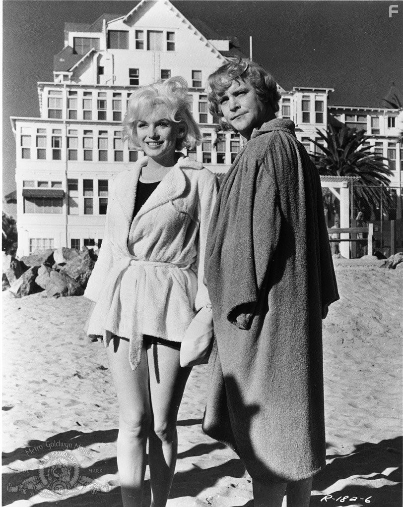 Marilyn Monroe and Jack Lemmon in B джaзе только девушки (1959)