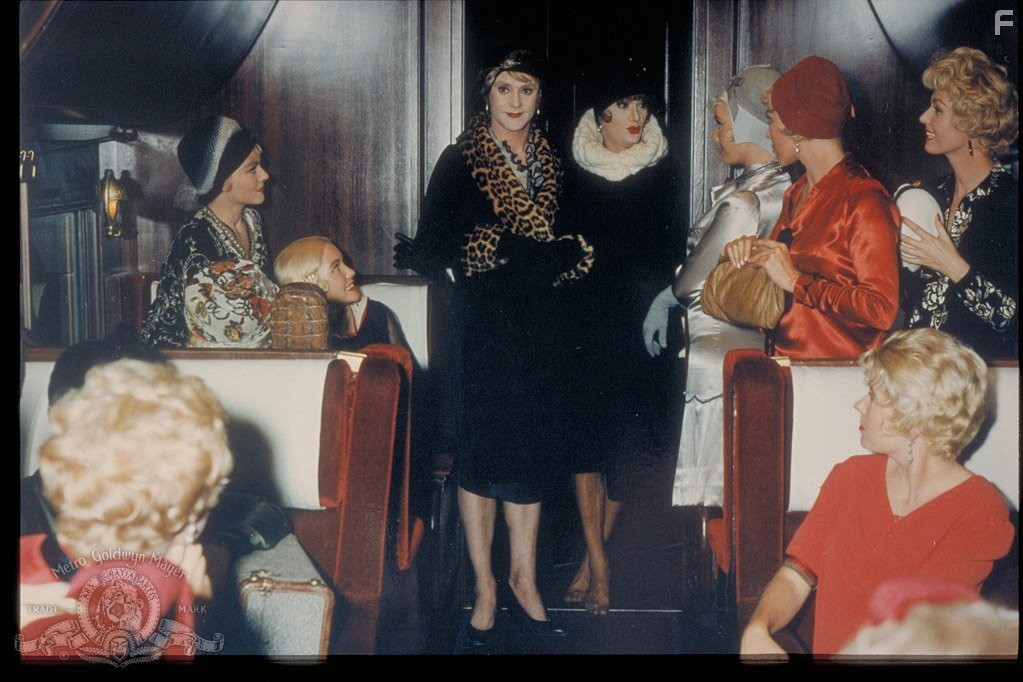 Tony Curtis and Jack Lemmon in B джaзе только девушки (1959)