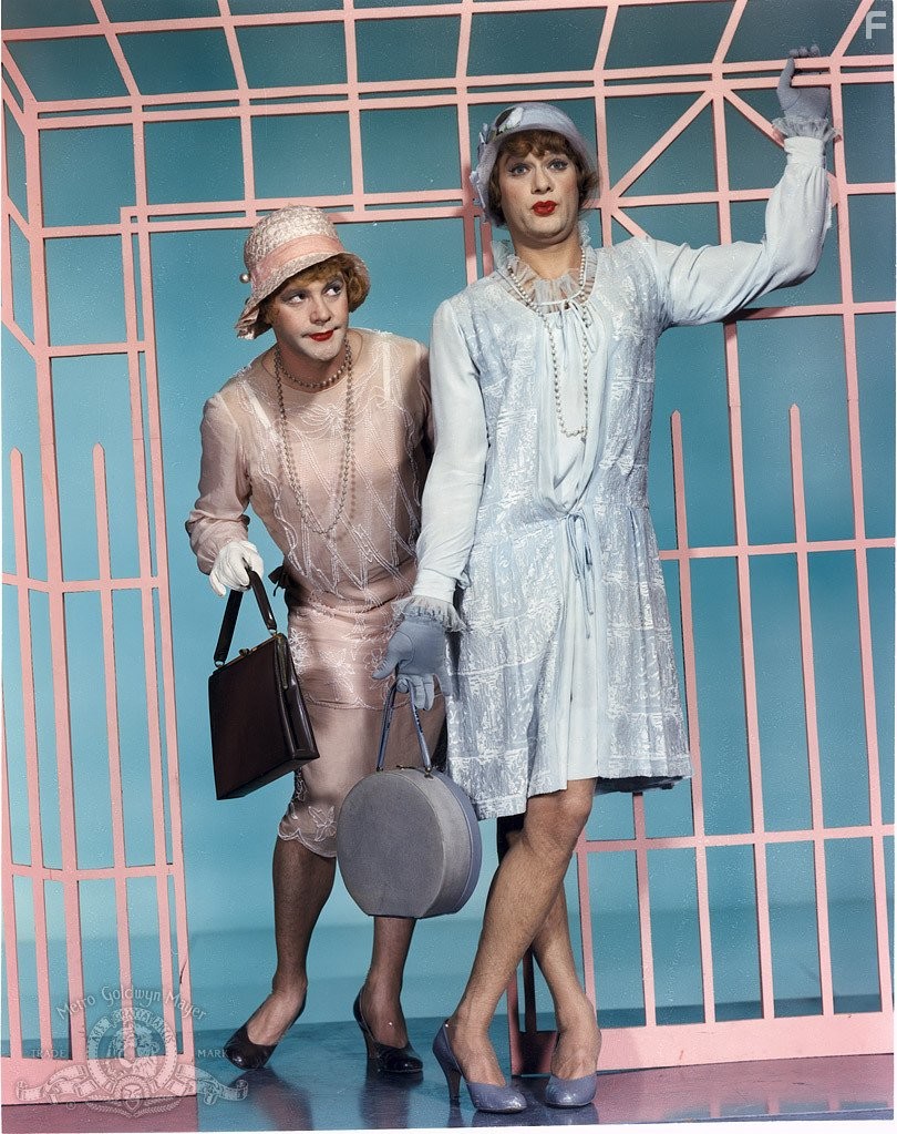 Tony Curtis and Jack Lemmon in B джaзе только девушки (1959)