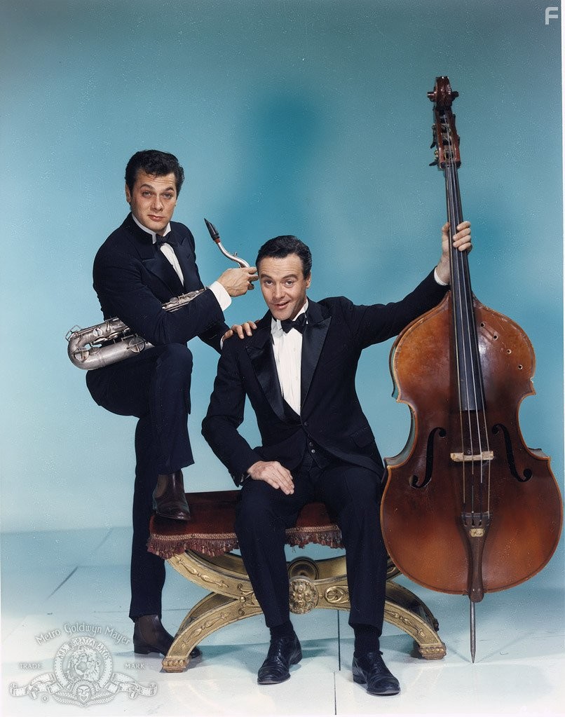 Tony Curtis and Jack Lemmon in B джaзе только девушки (1959)