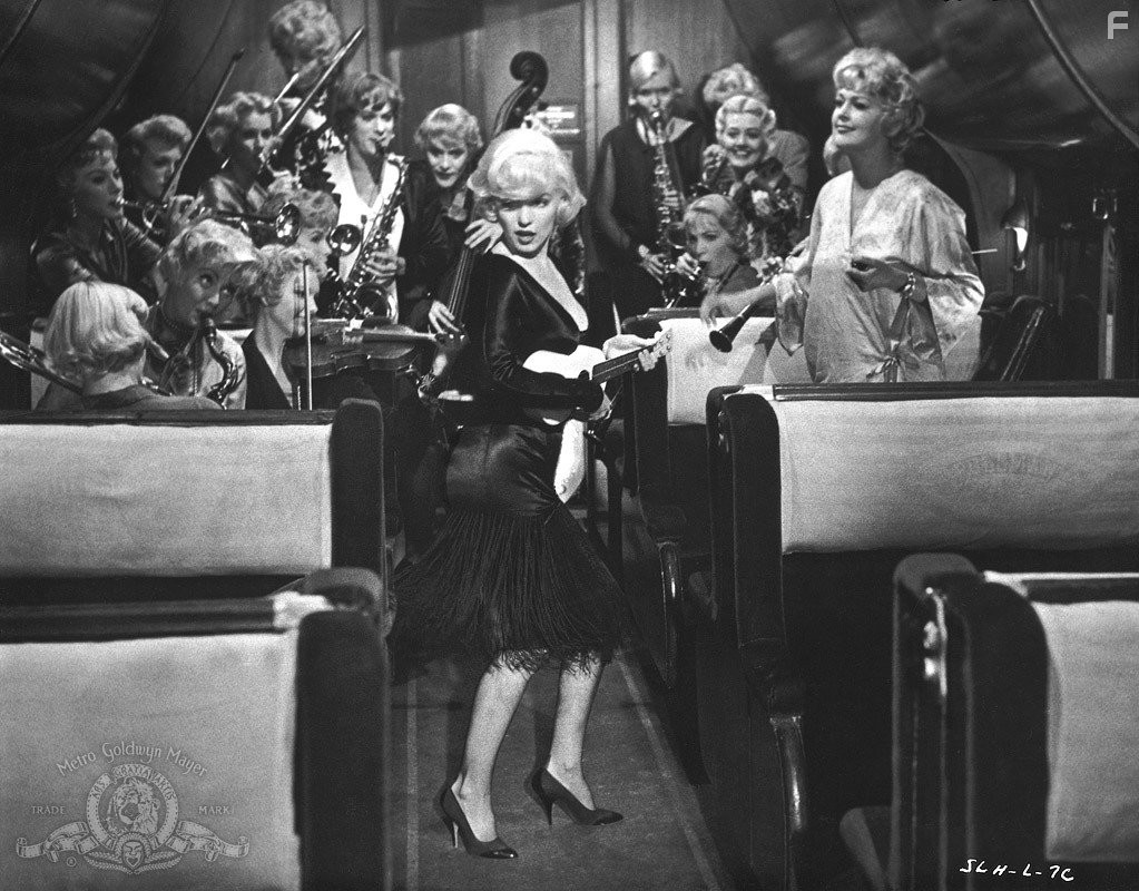 Marilyn Monroe, Tony Curtis, Jack Lemmon, and Joan Shawlee in B джaзе только девушки (1959)