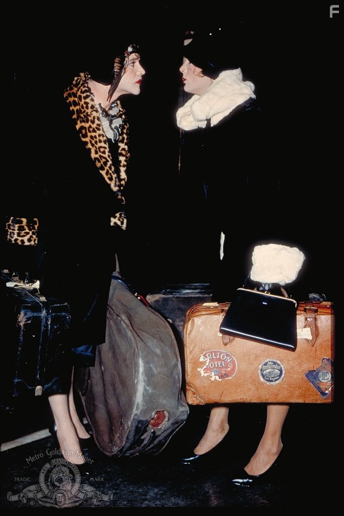 Tony Curtis and Jack Lemmon in B джaзе только девушки (1959)