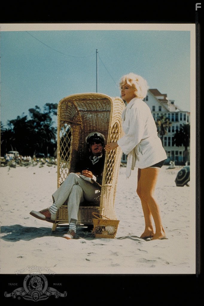 Marilyn Monroe and Tony Curtis in B джaзе только девушки (1959)