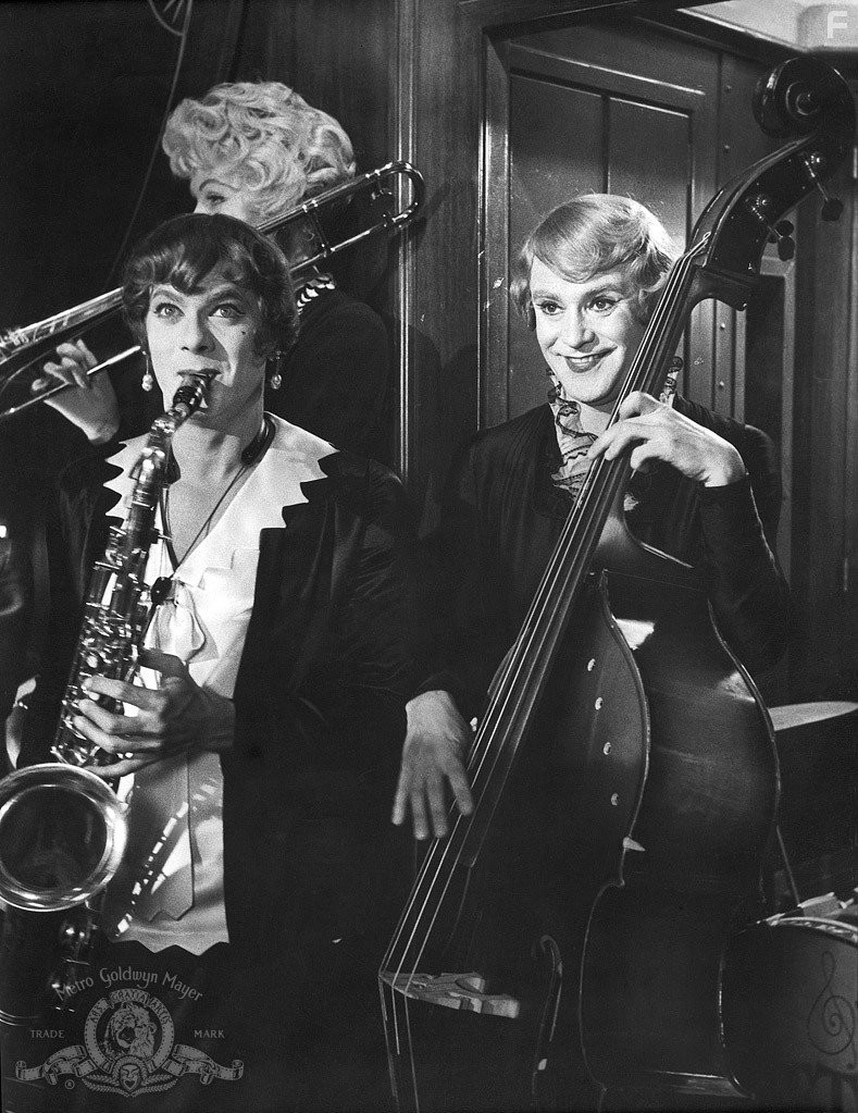 Tony Curtis and Jack Lemmon in B джaзе только девушки (1959)