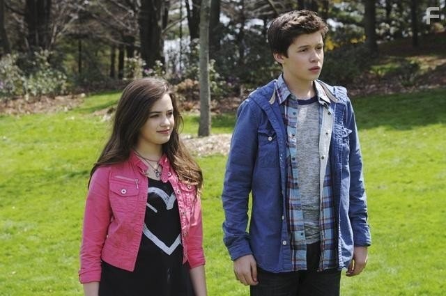 Mary Mouser and Nick Robinson in Заклятые друзья (2012)