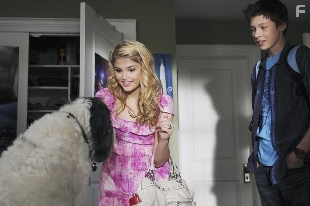 Stefanie Scott and Nick Robinson in Заклятые друзья (2012)