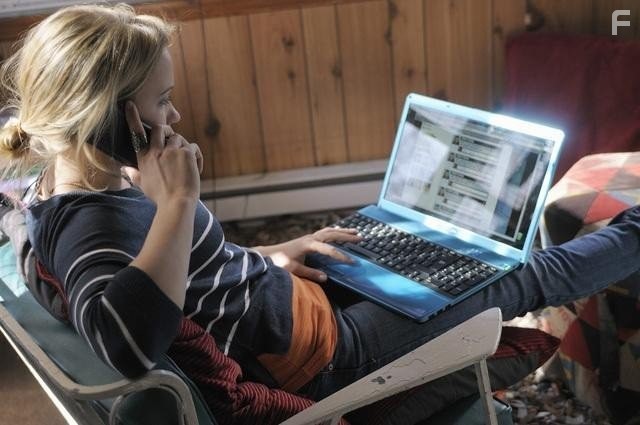 Emily Osment in Кибер-террор (2011)