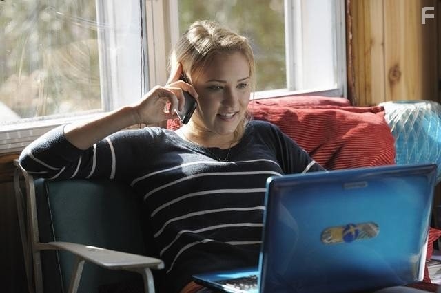 Emily Osment in Кибер-террор (2011)