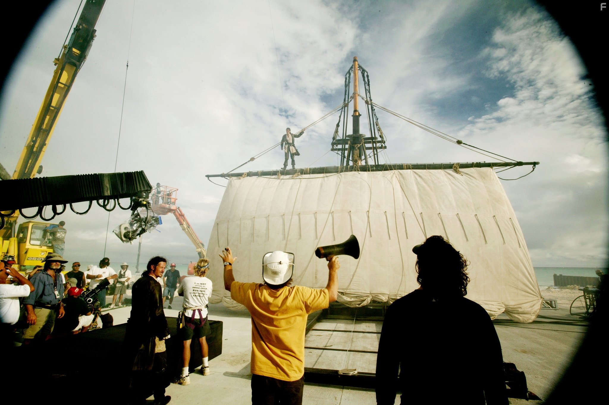 Orlando Bloom and Gore Verbinski in Пираты Карибского моря: Сундук мертвеца (2006)