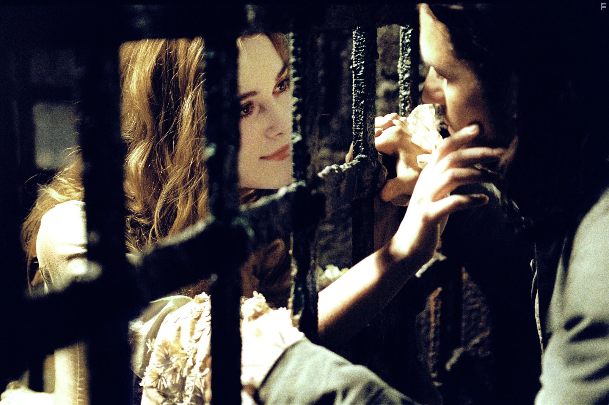 Orlando Bloom and Keira Knightley in Пираты Карибского моря: Сундук мертвеца (2006)