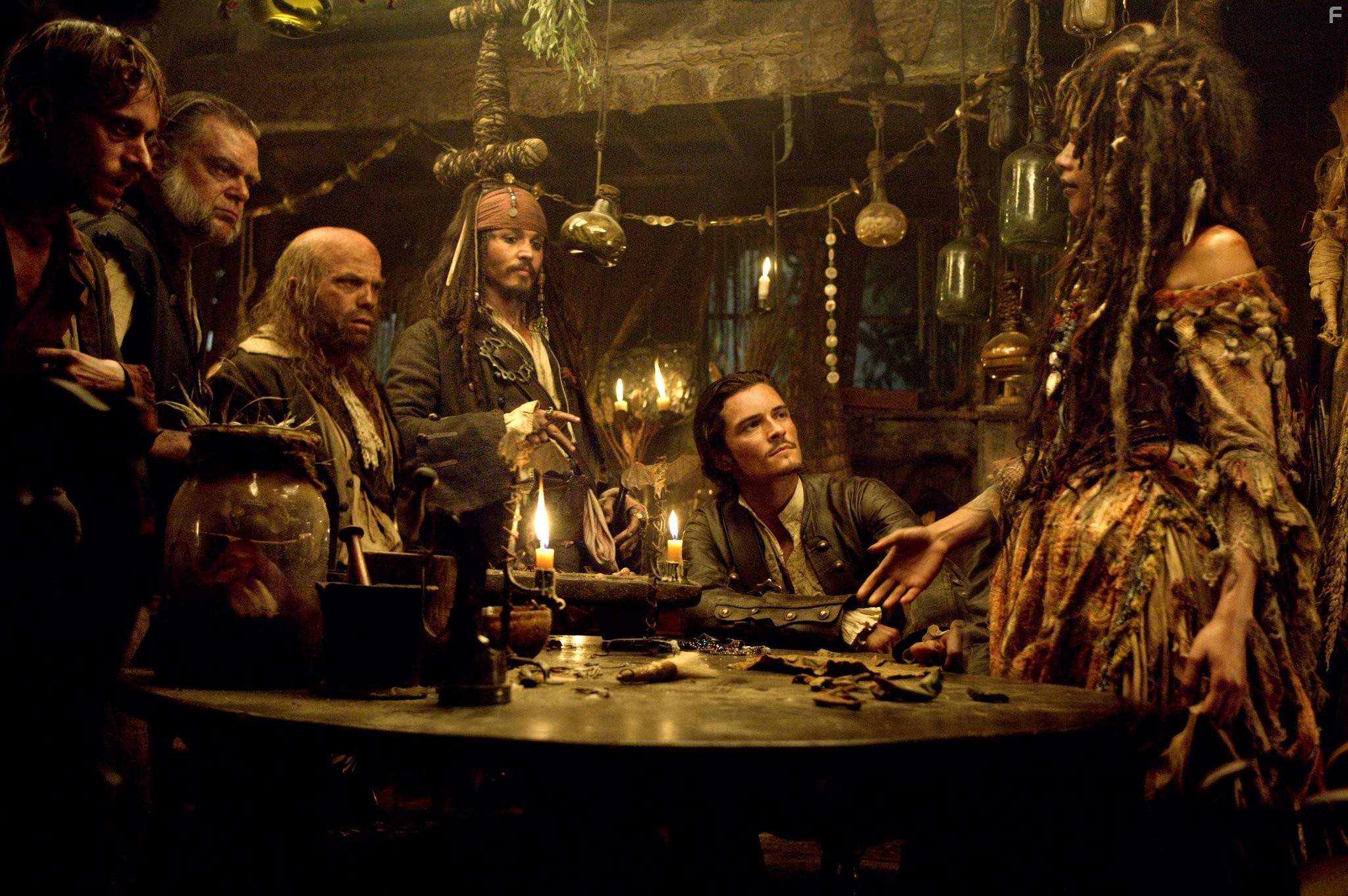 Johnny Depp, Lee Arenberg, Orlando Bloom, Mackenzie Crook, and Naomie Harris in Пираты Карибского моря: Сундук мертвеца (2006)