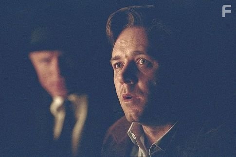 Russell Crowe and Ed Harris in Игры разума (2001)