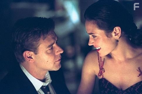 Jennifer Connelly and Russell Crowe in Игры разума (2001)