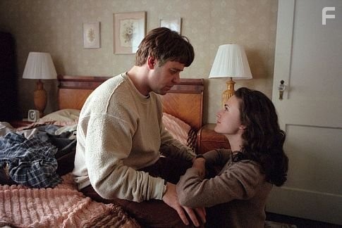 Jennifer Connelly and Russell Crowe in Игры разума (2001)