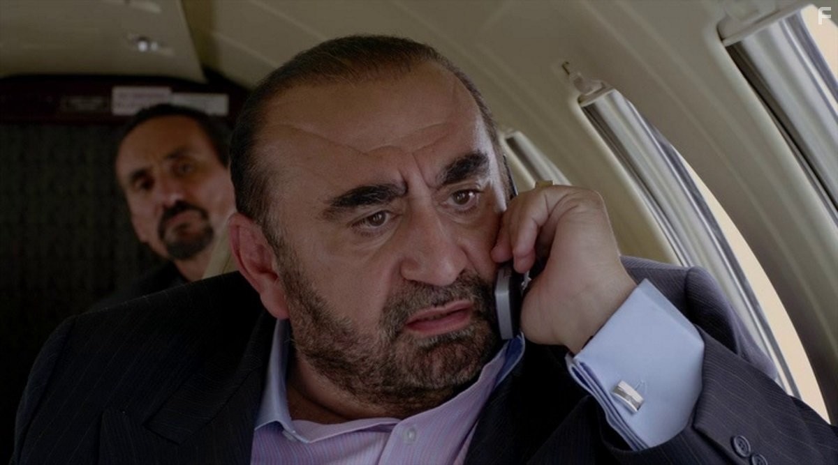 Ken Davitian in Притворись моим мужем (2011)