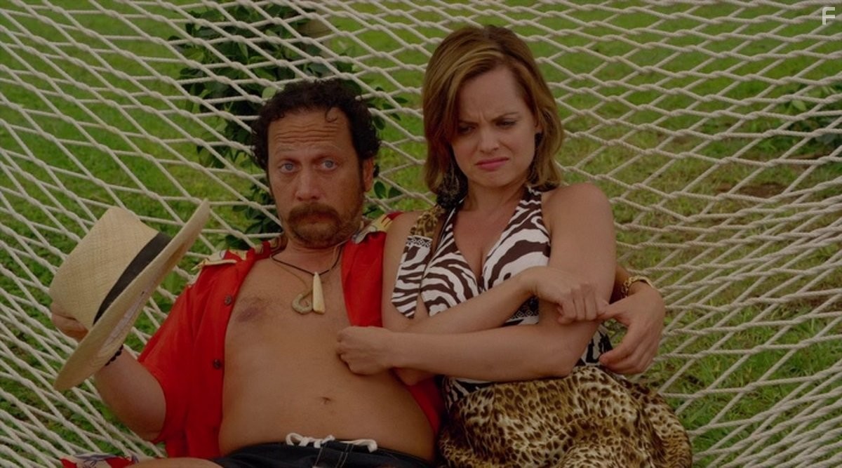 Rob Schneider and Mena Suvari in Притворись моим мужем (2011)