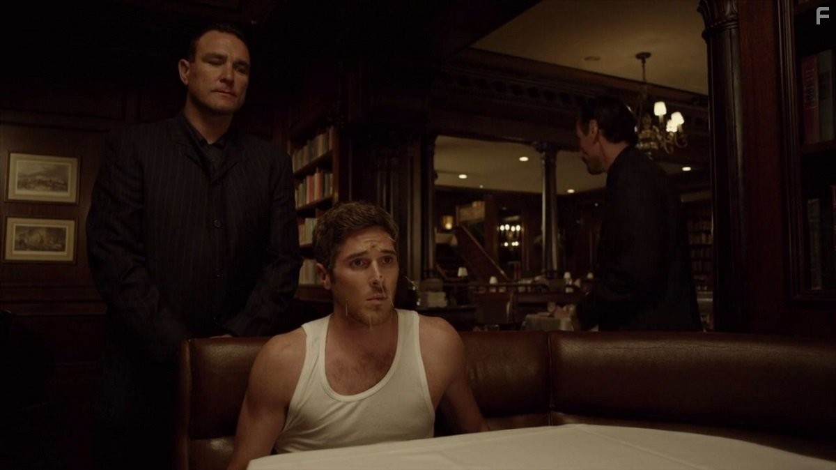 Vinnie Jones and Dave Annable in Притворись моим мужем (2011)