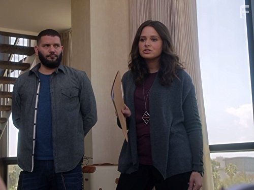 Guillermo D?az and Katie Lowes in Скандал (2012)