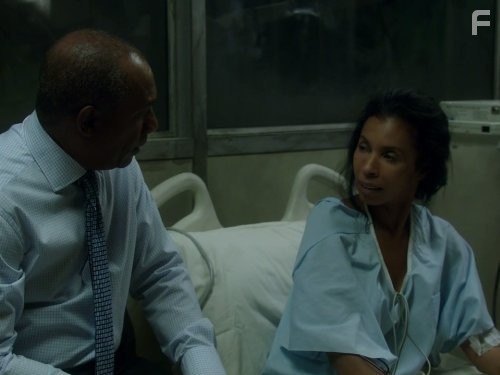 Khandi Alexander and Joe Morton in Скандал (2012)