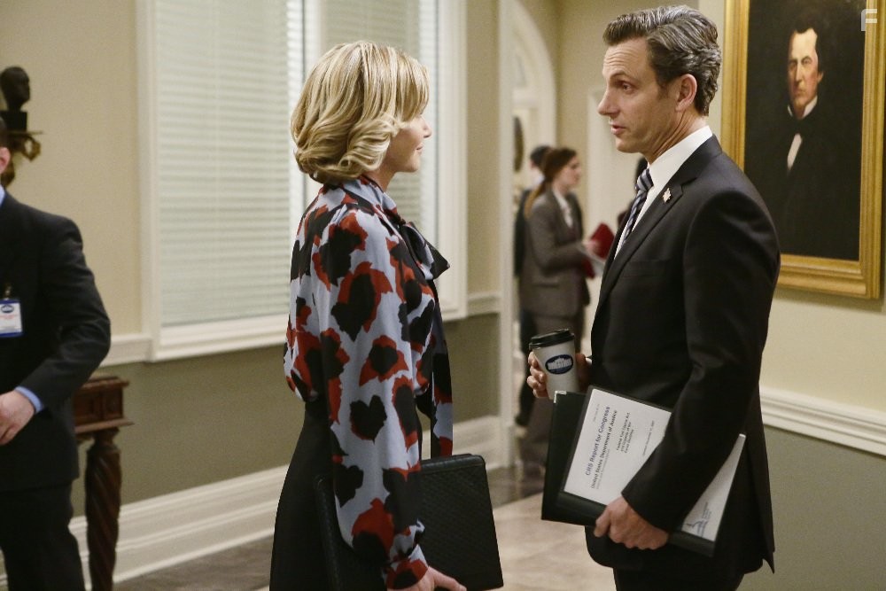 Tony Goldwyn and Portia de Rossi in Скандал (2012)