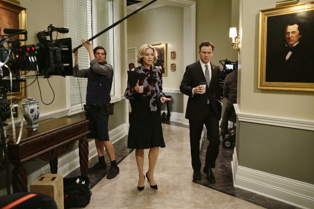 Tony Goldwyn and Portia de Rossi in Скандал (2012)