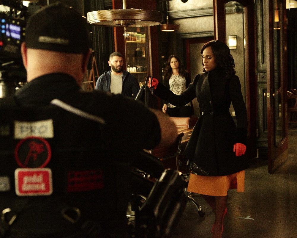 Guillermo D?az, Kerry Washington, and Katie Lowes in Скандал (2012)