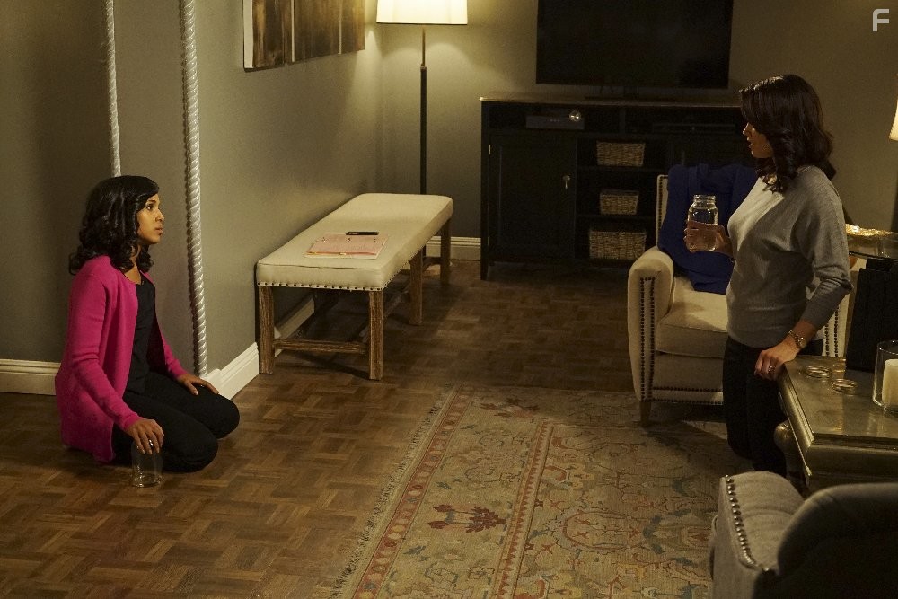 Kerry Washington and Bellamy Young in Скандал (2012)