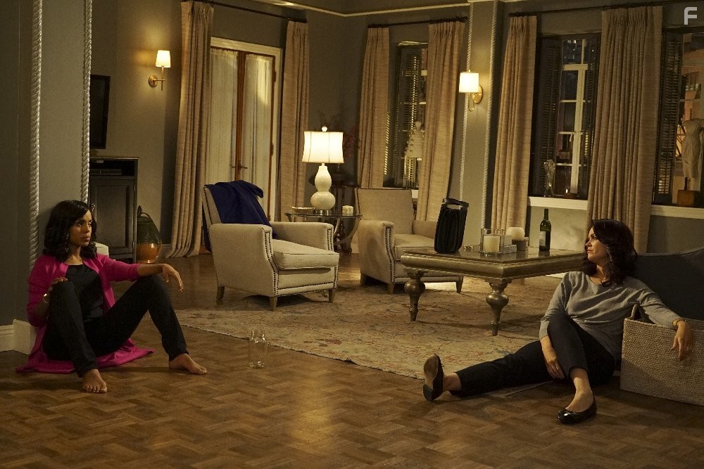 Kerry Washington and Bellamy Young in Скандал (2012)