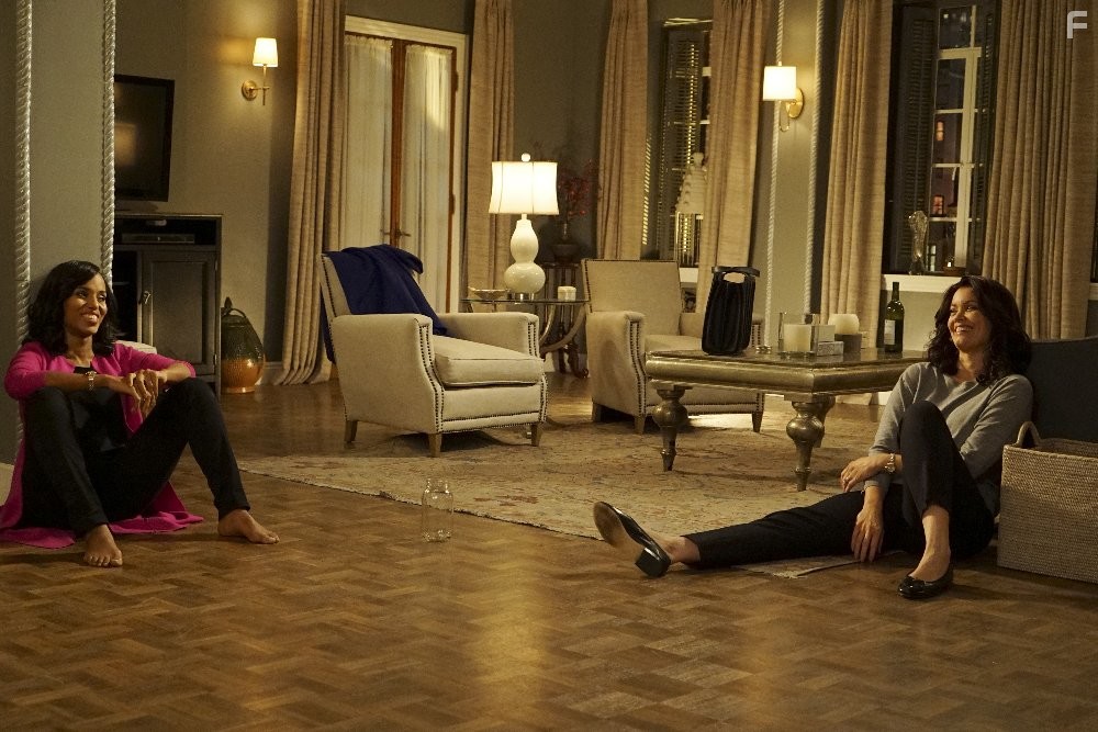 Kerry Washington and Bellamy Young in Скандал (2012)