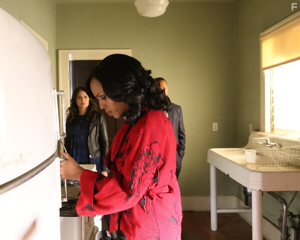 Kerry Washington and Katie Lowes in Скандал (2012)