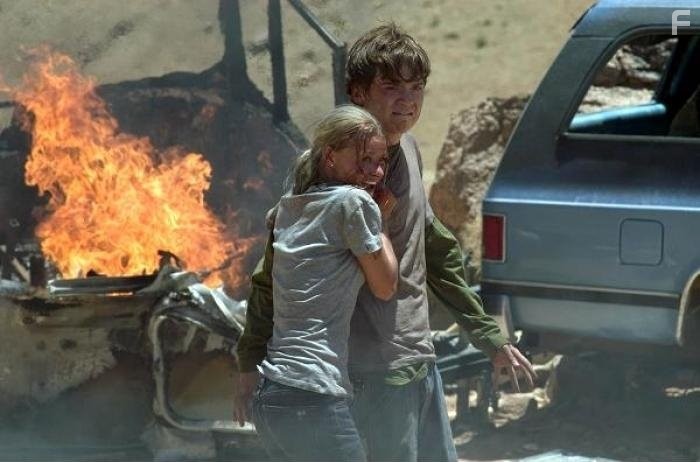 Dan Byrd and Emilie de Ravin in У холмов есть глаза (2006)