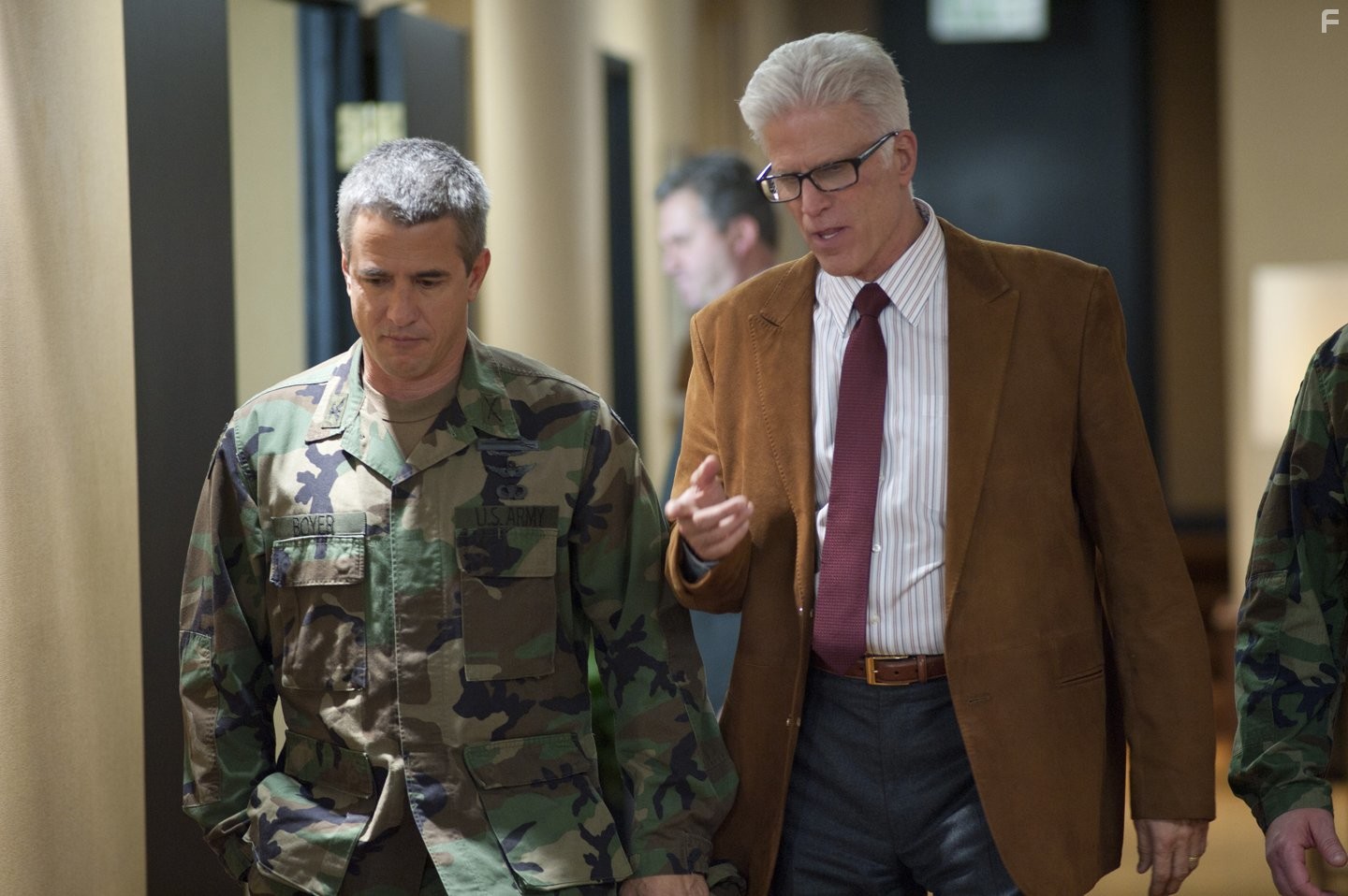 Dermot Mulroney and Ted Danson in Все любят китов (2012)
