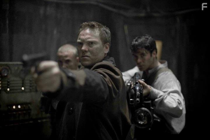 Andrew Tiernan, Mikko Leppilampi, and Samuel Vauramo in Война Стоуна (2011)