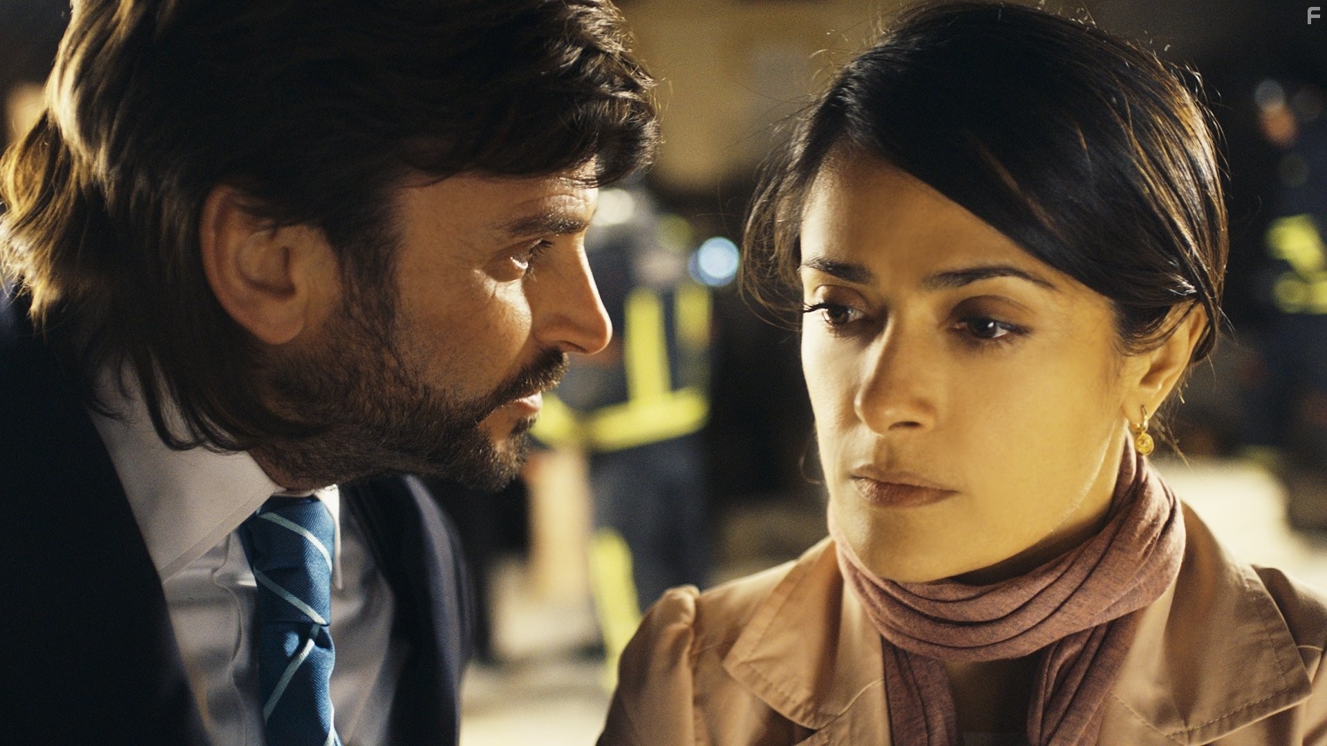 Salma Hayek and Fernando Tejero in Последняя искра жизни (2011)